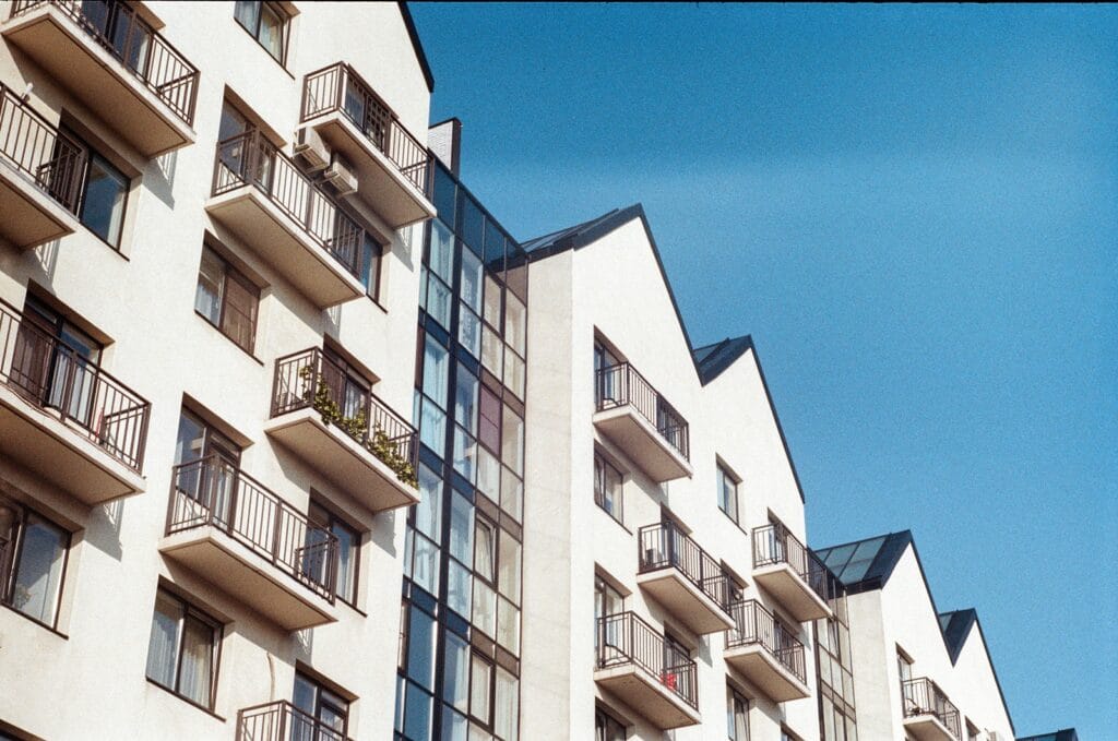 Czy nabywca licytacyjny musi składać pozew o eksmisję